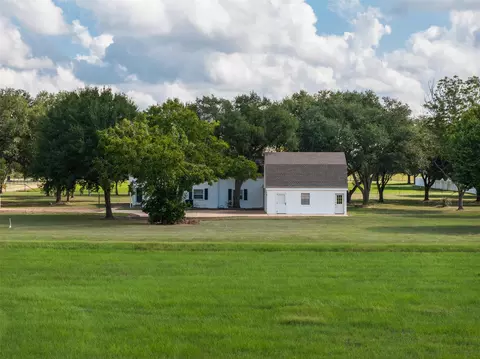1713 Woody Ln, Sealy, TX 77474