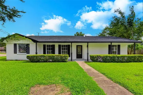 4820 Country Club Vw, Baytown, TX 77521