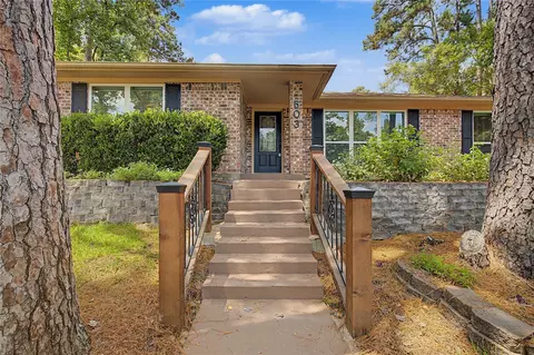 603 Hillcrest Dr, Huntsville, TX 77340