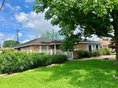 502 Saint Charles St, League City, TX 77573