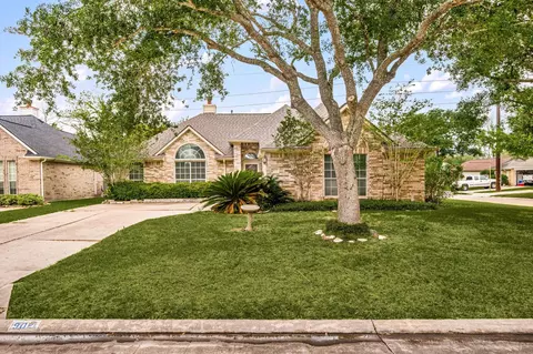 902 W Palmcrest Ct, Pearland, TX 77584