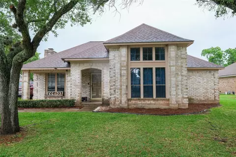 316 Raintree Ln, Lake Jackson, TX 77566