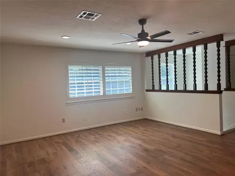 8 Kings Creek Dr, Kingwood, TX 77339