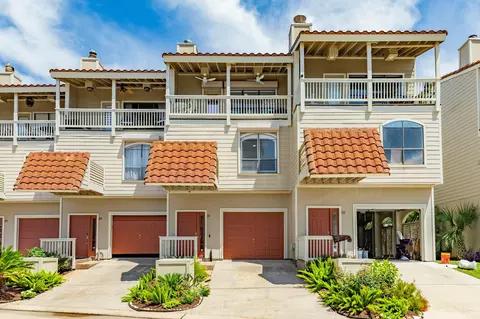31 Dana Dr, Galveston, TX 77554