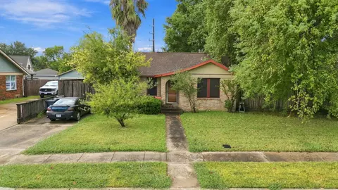 423 Lakeview Dr, Sugar Land, TX 77498