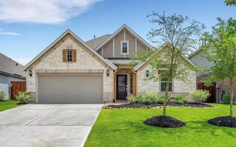 2136 Moss Creek Ln, Conroe, TX 77304