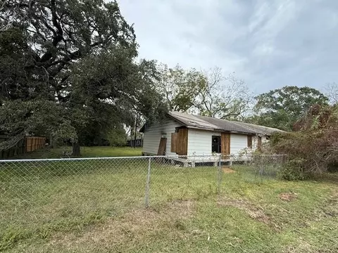 1005 N Jones St, Baytown, TX 77520