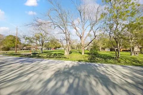 3109 Texas Ave, Dickinson, TX 77539