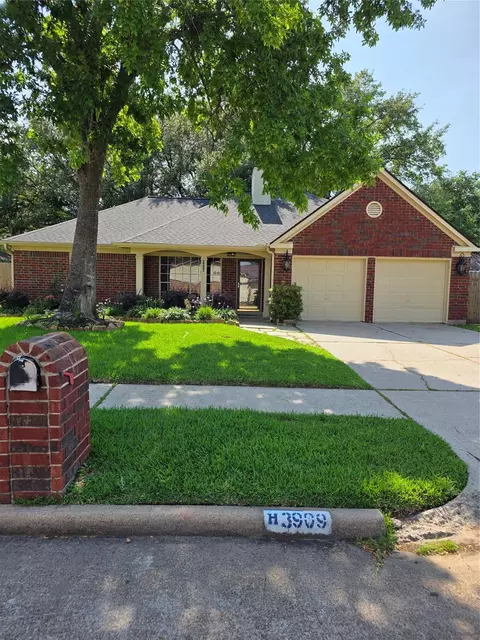 3909 Regency Dr, Deer Park, TX 77536