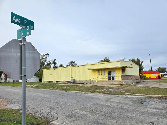 1616 Avenue F, Bay City, TX 77414
