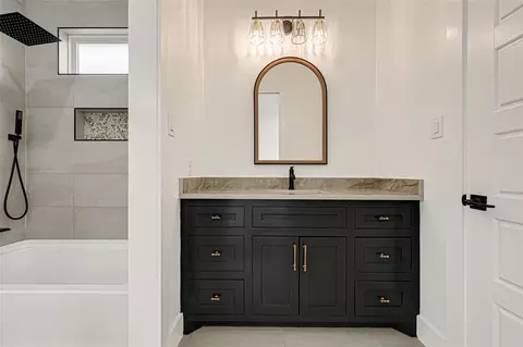 Bath - 15028 Tybee Ln, Conroe, TX 77306 photo 4 of 6