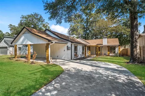 238 Point Clear Dr, Conroe, TX 77304