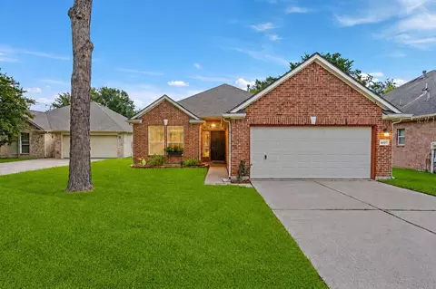 4007 Strawberry Ct, Dickinson, TX 77539