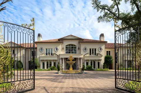6 W Rivercrest Dr, Houston, TX 77042