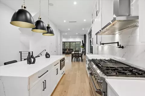209 W 10th 12 St, Houston, TX 77008