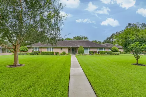 3210 Nottingham St, Pearland, TX 77581