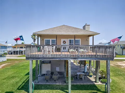 3930 Navarro Dr, Galveston, TX 77554