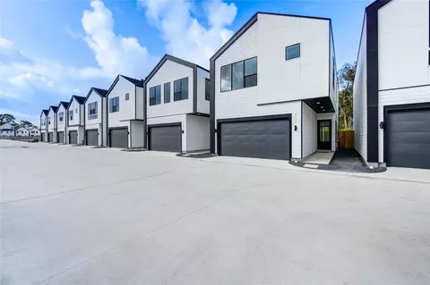 6127 Pacific Forest Dr, Houston, TX 77091