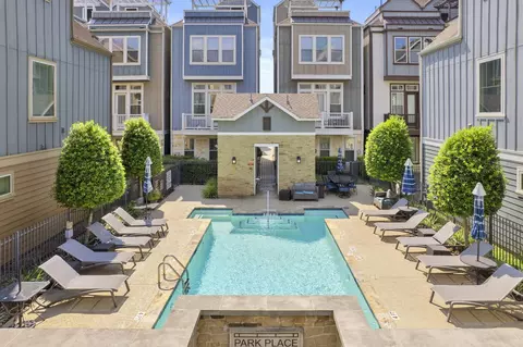 702 N Shepherd Dr, Houston, TX 77007