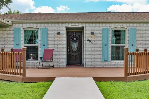203 Tamarind St, Lake Jackson, TX 77566