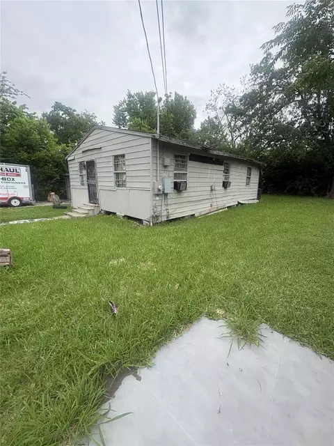2404 Russell St, Houston, TX 77026