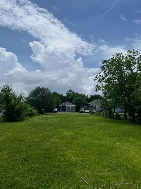 637 12th St, Port Arthur, TX 77640