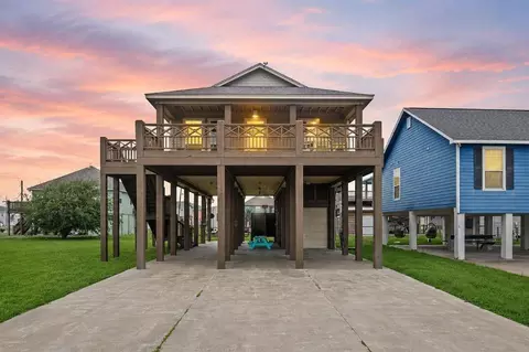 977 Clara St, Crystal Beach, TX 77650