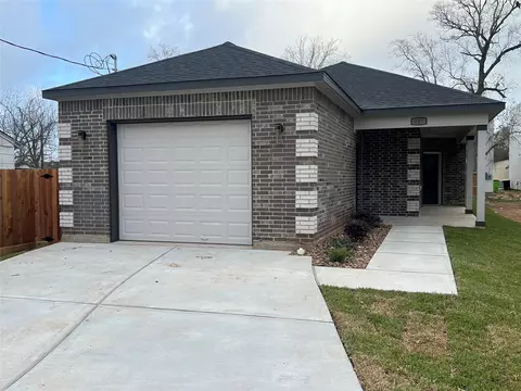 817 Center St, Richmond, TX 77469