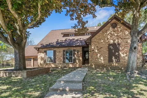 1223 Green Briar Dr, Huntsville, TX 77340