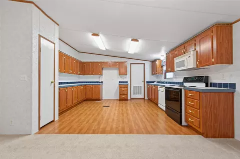 Kitchen - 121 E Oak Shadows, Onalaska, TX 77360 photo 1 of 2