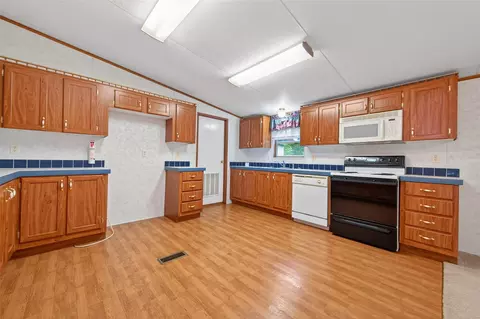 Kitchen - 121 E Oak Shadows, Onalaska, TX 77360 photo 2 of 2