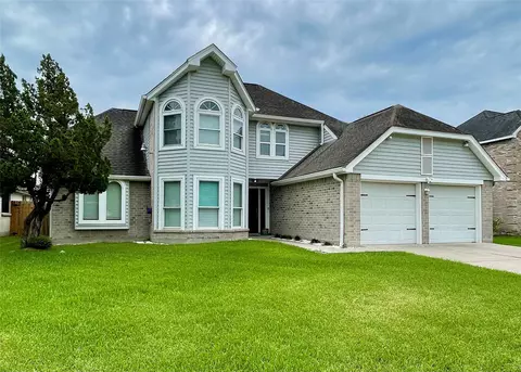 709 Regency Ct, Friendswood, TX 77546