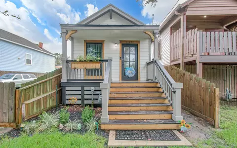 1109 31st St, Galveston, TX 77550