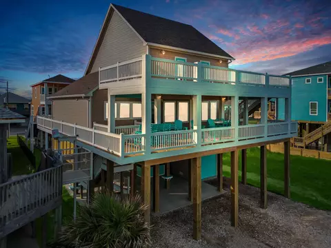 2627 Holiday Dr, Crystal Beach, TX 77650
