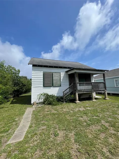 4618 Avenue Q 12, Galveston, TX 77551