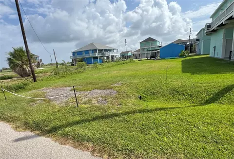 974 Pelican Ln, Crystal Beach, TX 77650