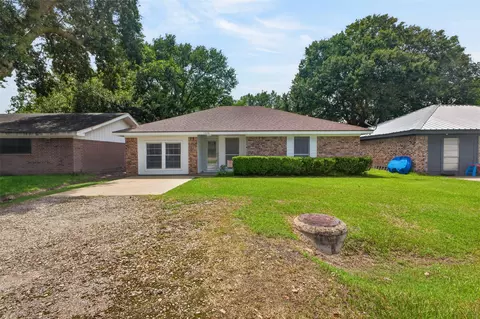 1320 W Palm Dr, Winnie, TX 77665