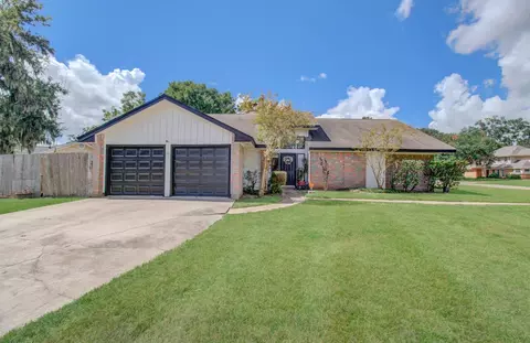 338 Banyan St, Lake Jackson, TX 77566