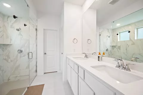Bath - 315 Eileen Dr, Rosenberg, TX 77471 photo 3 of 6
