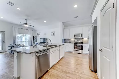 Kitchen - 204 Shoreview Dr, Conroe, TX 77303 photo 2 of 6