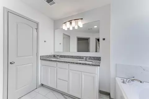 Bath - 204 Shoreview Dr, Conroe, TX 77303 photo 2 of 4