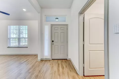 Entry Way - 204 Shoreview Dr, Conroe, TX 77303 photo 2 of 6