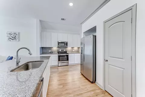 Kitchen - 204 Shoreview Dr, Conroe, TX 77303 photo 5 of 6