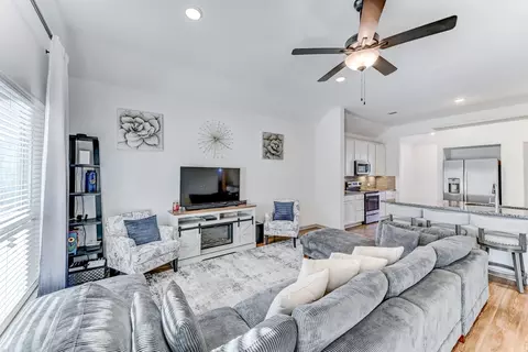 Living - 204 Shoreview Dr, Conroe, TX 77303 photo 4 of 4