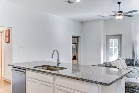 Kitchen - 204 Shoreview Dr, Conroe, TX 77303 photo 4 of 6