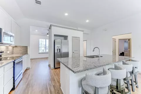 Kitchen - 204 Shoreview Dr, Conroe, TX 77303 photo 6 of 6