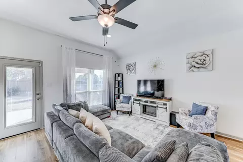 Living - 204 Shoreview Dr, Conroe, TX 77303 photo 1 of 4