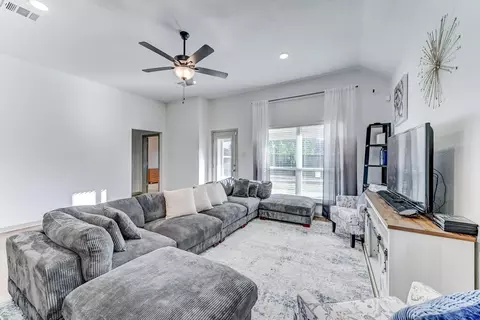Living - 204 Shoreview Dr, Conroe, TX 77303 photo 2 of 4