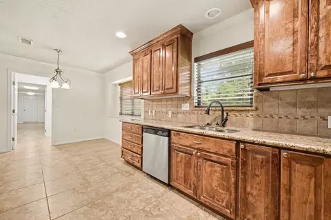 Kitchen - 26222 Oakhurst Dr, Spring, TX 77386 photo 3 of 4