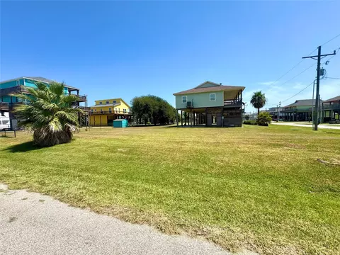 882 Gulfview Dr, Crystal Beach, TX 77650